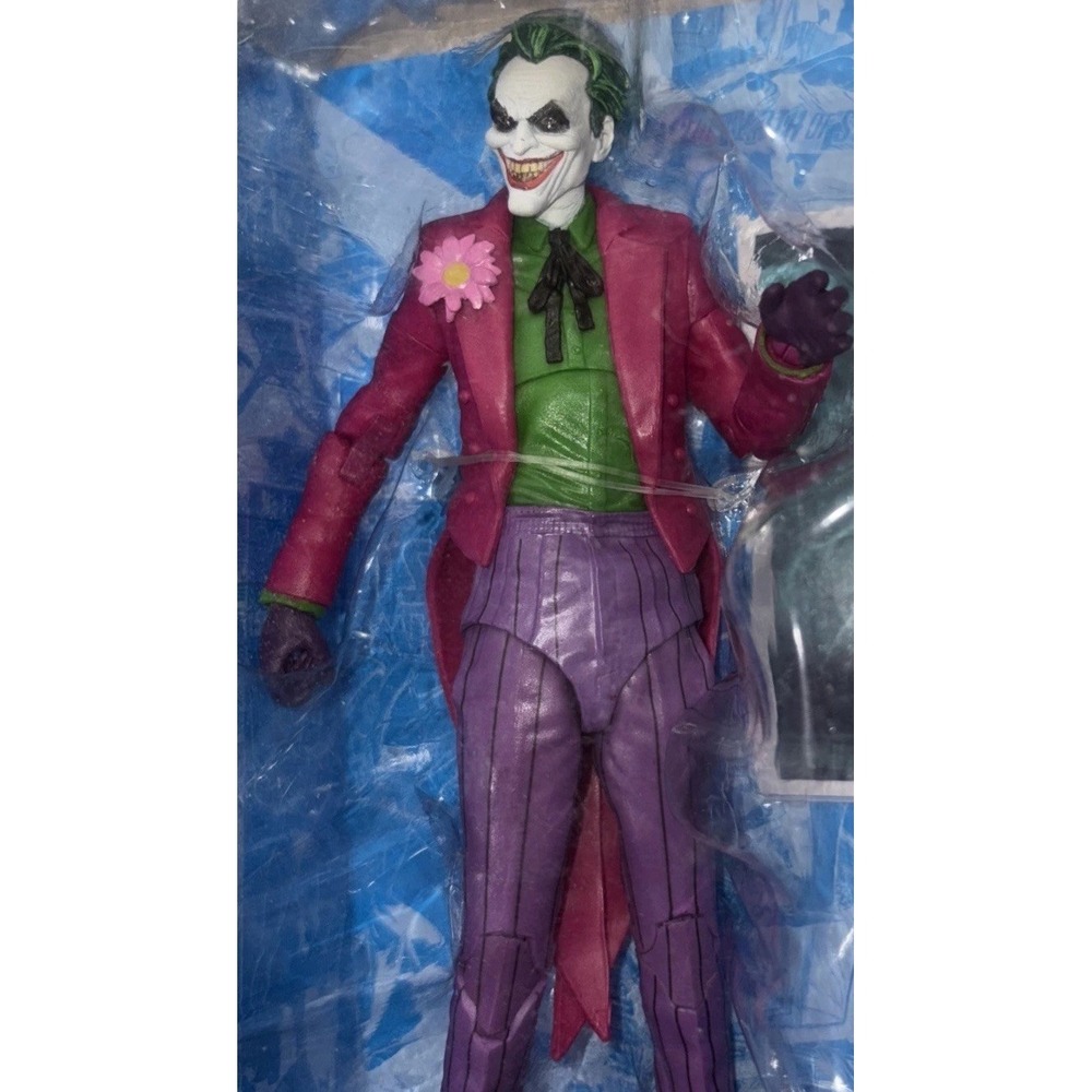 Joker The Clown Figure 7 Inch DC Multiverse Batman Three Jokers New - Picture 11 of 15